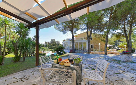 Villa Sole Martina Franca: Pianta, Shade, Costruzione, Cielo, Albero, Mobili Da Esterno, Tempo Libero, Zona Residenziale, Villetta, Paesaggio