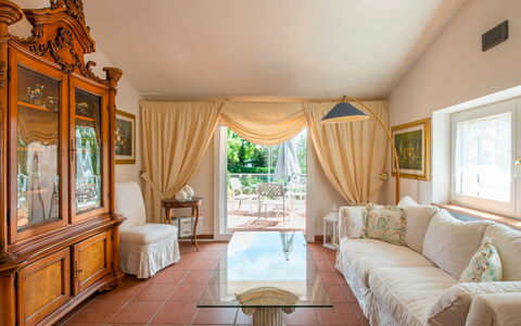 Villa Sole Martina Franca: Mobilia, Interior Design, Pavimentazione, Pavimento, Divano, Legna, Soffitto, Illuminazione, Soggiorno, Camera