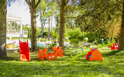 Villa Sole Martina Franca: Attrezzatura Giochi All'Aperto, Ricreazione, Spazio Pubblico, Tempo Libero, Campo Da Giuoco, Primavera, Terreno Di Gioco, Parco, Prato, Giardino
