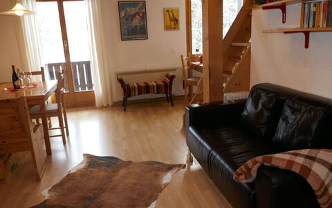 Chalet Grindelwaldgletscher: Marrone, Divano, Mobilia, Proprietà, Cornice, Tavolo, Legna, Costruzione, Finestra, Comfort