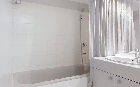 Terre Marine: Bagno, Parete, Idraulico Fixture, Pavimentazione, Interior Design, Vasca Da Bagno, Pavimento, Idraulico, Doccia, Camera
