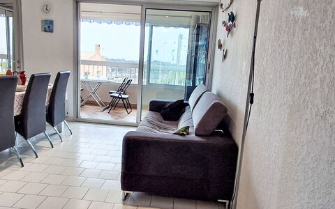 Terre Marine: Mobilia, Pavimento, Pavimentazione, Appartamento, Interior Design, Camera, Soggiorno, Divano, Sedia, Soffitto