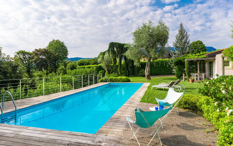 Villa Ulivo: Acqua, Pianta, Nube, Cielo, Piscina, Azzurro, Albero, Shade, Mobili Da Esterno, Rettangolo