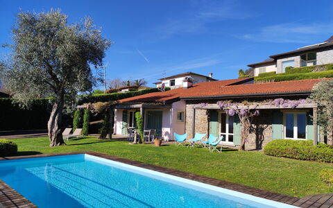 Villa Ulivo: Pianta, Acqua, Cielo, Proprietà, Costruzione, Finestra, Azzurro, Nube, Piscina, Shade