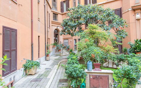 La Casa Dell'Arte: Costruzione, Cielo, Auto, Finestra, Pianta, Albero, Ruota, Veicolo