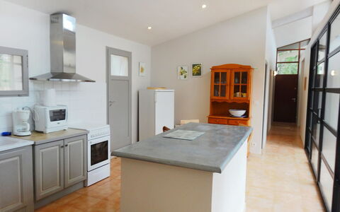 Villa Isabelle: Proprietà, Camera, Mobilia, Costruzione, Controsoffitto, Pavimento, Cucina, Interior Design, Casa, Soffitto