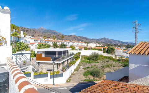 Perla del Mar: Cielo, Costruzione, Giorno, Proprietà, Urban Design, Albero, Quartiere, Zona Residenziale, Montagna, Tempo Libero