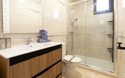 Perla del Mar: Pavimentazione, Idraulico Fixture, Pavimento, Mobiletto Del Bagno, Bagno, Interior Design, Cabinetry, Lavello, Specchio, Idraulico