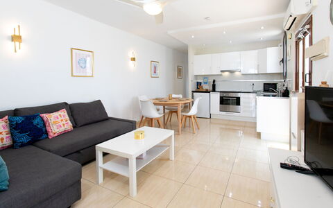 Perla del Mar: Pavimentazione, Interior Design, Mobilia, Pavimento, Soffitto, Divano, Camera, Appartamento, Soggiorno