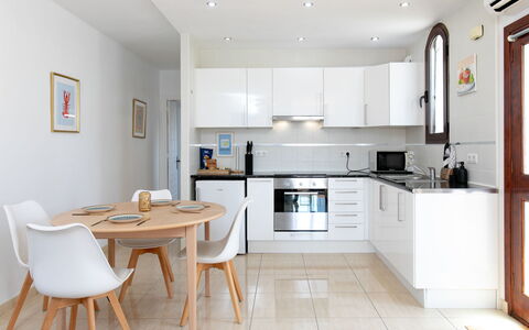 Perla del Mar: Mobilia, Interior Design, Cucina, Pavimentazione, Controsoffitto, Pavimento, Elettrodomestico Da Cucina, Apparecchio Major, Legna, Cabinetry