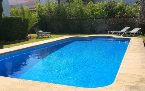 Toscamar: Costruzione, Proprietà, Cielo, Luce, Azzurro, Piscina, Pianta, Finestra, Shade, Albero