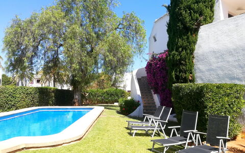 Toscamar: Costruzione, Proprietà, Cielo, Luce, Azzurro, Piscina, Pianta, Finestra, Shade, Albero