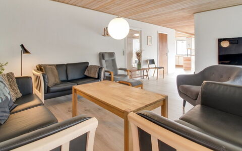 Solmaz - 3.5Km from the Sea: Mobilia, Interior Design, Pavimentazione, Legna, Pavimento, Soffitto, Pavimento In Legno, Camera, Soggiorno, Tavolo