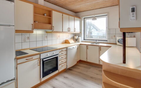 Solmaz - 3.5Km from the Sea: Pavimentazione, Cucina, Interior Design, Legna, Controsoffitto, Pavimento, Soffitto, Pavimento In Legno, Cabinetry, Mobilia