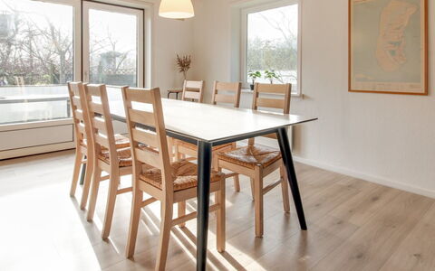 Solmaz - 3.5Km from the Sea: Mobilia, Pavimentazione, Pavimento In Legno, Pavimento, Legna, Interior Design, Cucina & Sala Da Pranzo Tavolo, Pavimento Laminato, Tavolo, Sala Da Pranzo