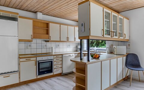Solmaz - 3.5Km from the Sea: Pavimentazione, Cucina, Interior Design, Legna, Controsoffitto, Pavimento, Soffitto, Mobilia, Cabinetry, Pavimento In Legno