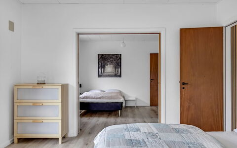 Solmaz - 3.5Km from the Sea: Letto, Pavimentazione, Interior Design, Camera Da Letto, Pavimento, Parete, Mobilia, Legna, Lenzuolo, Bedding