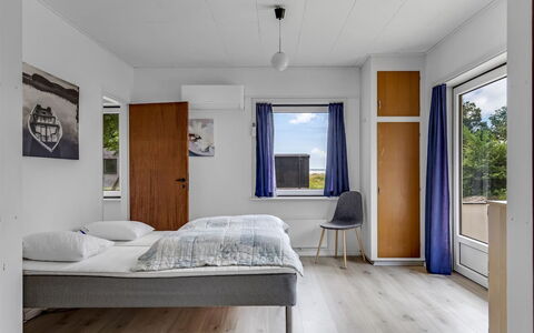 Solmaz - 3.5Km from the Sea: Parete, Legna, Interior Design, Pavimento, Pavimentazione, Soffitto, Camera Da Letto, Mobilia, Letto, Appartamento