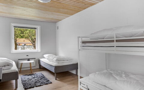 Solmaz - 3.5Km from the Sea: Legna, Camera Da Letto, Bedding, Congelamento, Telaio Del Letto, Letto, Bicicletta, Latifoglie, Plank