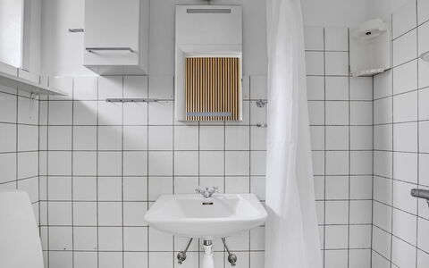 Solmaz - 3.5Km from the Sea: Parete, Idraulico Fixture, Lavello, Pavimentazione, Interior Design, Lavandino Del Bagno, Pavimento, Bagno, Idraulico, Rubinetto