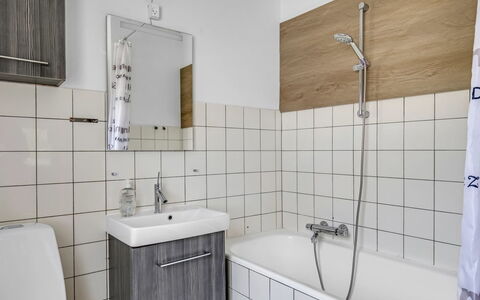 Solmaz - 3.5Km from the Sea: Bagno, Idraulico Fixture, Parete, Pavimentazione, Interior Design, Pavimento, Lavello, Rubinetto, Idraulico, Lavandino Del Bagno