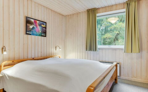 Harthwik - 1Km from the Sea: Letto, Parete, Camera Da Letto, Legna, Pavimentazione, Interior Design, Pavimento, Soffitto, Lenzuolo, Bedding