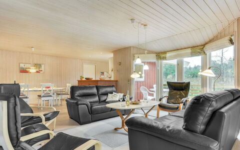 Harthwik - 1Km from the Sea: Interior Design, Mobilia, Legna, Soffitto, Divano, Pavimentazione, Soggiorno, Camera, Pavimento, Illuminazione