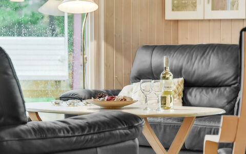 Harthwik - 1Km from the Sea: Mobilia, Interior Design, Pavimentazione, Legna, Soggiorno, Pavimento, Illuminazione, Casa, Divano, Tavolo
