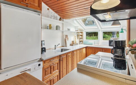 Tirsa - 3.9Km from the Sea: Cucina, Controsoffitto, Interior Design, Elettrodomestico Da Cucina, Apparecchio Major, Legna, Soffitto, Pavimentazione, Cabinetry, Illuminazione