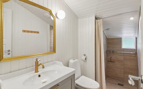 Tirsa - 3.9Km from the Sea: Idraulico Fixture, Bagno, Pavimentazione, Interior Design, Lavandino Del Bagno, Lavello, Pavimento, Soffitto, Idraulico, Rubinetto