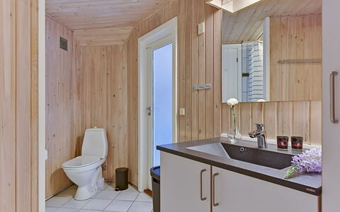 Ellanor - 1Km from the Sea: Pavimentazione, Pavimento, Idraulico Fixture, Legna, Lavello, Interior Design, Rubinetto, Bagno, Lavandino Del Bagno, Soffitto
