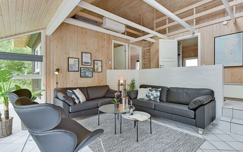 Ellanor - 1Km from the Sea: Interior Design, Legna, Divano, Pavimentazione, Soggiorno, Soffitto, Mobilia, Pavimento, Camera