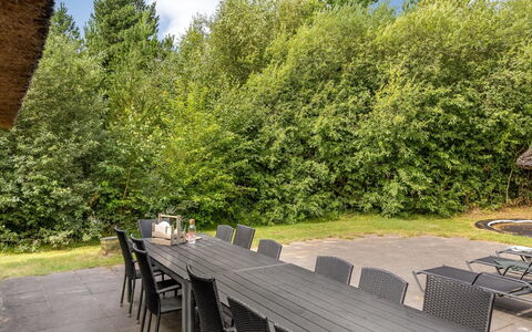 Ellanor - 1Km from the Sea: Mobilia, Arbusto, Mobili Da Esterno, Lotto, Tavolo Esterno, Giardino, Shade, Sedia, Landscaping, Prato
