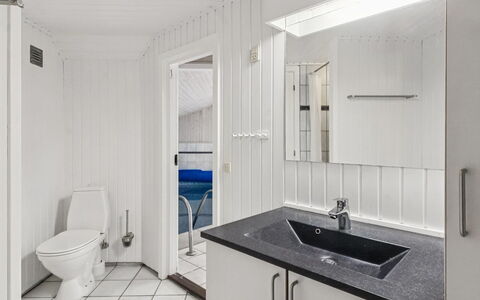 Ellanor - 1Km from the Sea: Idraulico Fixture, Pavimentazione, Pavimento, Lavello, Interior Design, Rubinetto, Idraulico, Bagno, Soffitto, Piastrella
