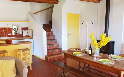 Saint Saturnin D'Apt 105: Camera, Proprietà, Costruzione, Mobilia, Interior Design, Giallo, Casa, Tavolo, Soffitto, Pavimento