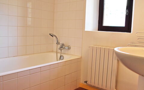 Saint Saturnin D'Apt 105: Bagno, Piastrella, Camera, Proprietà, Parete, Rubinetto, Idraulico Fixture, Pavimento, Architettura, Bagno Accessorio