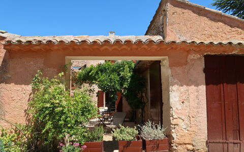 Saint Saturnin D'Apt 105: Pianta, Cielo, Costruzione, Shade, Lotto, Albero, Villetta, Vaso Di Fiori, Casa, Paesaggio