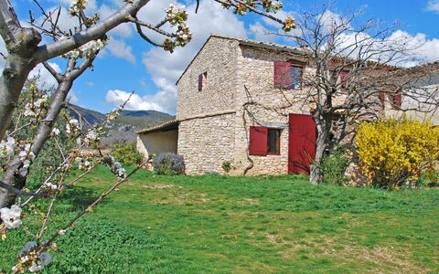 Saint Saturnin D'Apt 105: Nube, Cielo, Pianta, Proprietà, Costruzione, Finestra, Albero, Vegetazione, Paesaggio Naturale, Casa
