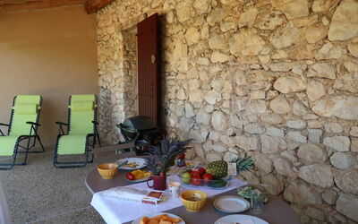 Saint Saturnin D'Apt 105: Tavolo, Cibo, Tavola, Mobilia, Proprietà, Sedia, Costruzione, Piatto, Interior Design, Legna