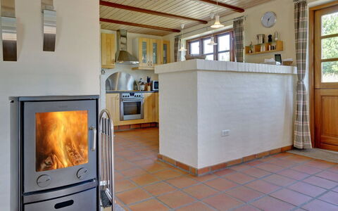 Siegried - 2.2Km from the Sea: Mobilia, Pavimentazione, Interior Design, Pavimento, Legna, Cucina, Elettrodomestico Da Cucina, Controsoffitto, Camera, Illuminazione