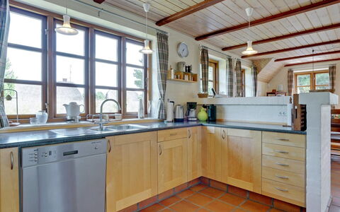 Siegried - 2.2Km from the Sea: Cucina, Mobilia, Legna, Pavimentazione, Cabinetry, Controsoffitto, Interior Design, Elettrodomestico Da Cucina, Soffitto, Idraulico Fixture