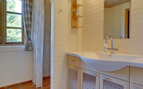 Siegried - 2.2Km from the Sea: Lavandino Del Bagno, Interior Design, Pavimentazione, Idraulico Fixture, Parete, Pavimento, Legna, Lavello, Rubinetto, Bagno