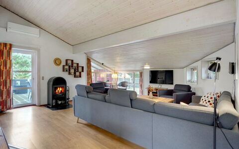 Asdis - 2.8Km from the Sea: Legna, Divano, Soffitto, Interior Design, Pavimentazione, Soggiorno, Mobilia, Pavimento, Camera