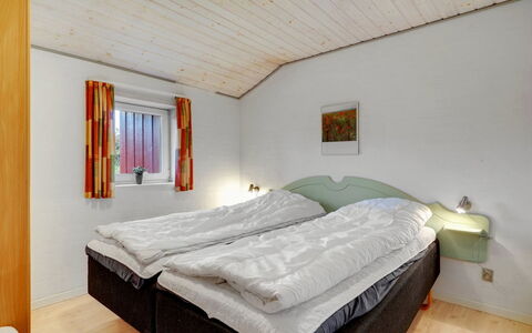 Asdis - 2.8Km from the Sea: Legna, Camera Da Letto, Letto, Casa, Lenzuolo, Soffitto, Telaio Del Letto, Bedding, Congelamento, Villetta