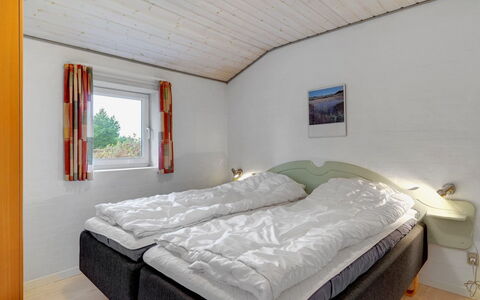 Asdis - 2.8Km from the Sea: Legna, Casa, Camera Da Letto, Letto, Villetta, Telaio Del Letto, Soffitto, Bedding, Lenzuolo, Congelamento
