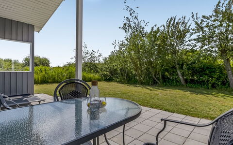 Evalotte - 600M from the Sea: Appartamento, Shade, Balcone, Sedia, Recinzione, Mobili Da Esterno, Alluminio, Erba Sintetica
