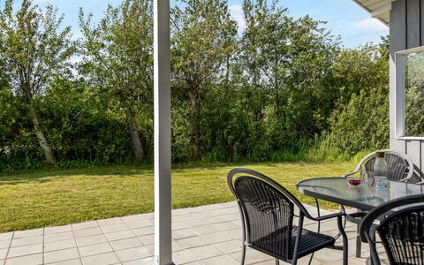 Evalotte - 600M from the Sea: Appartamento, Shade, Balcone, Sedia, Recinzione, Mobili Da Esterno, Alluminio, Erba Sintetica