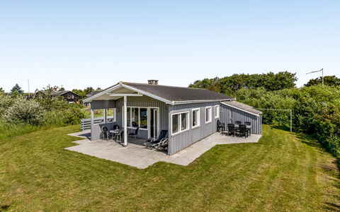 Evalotte - 600M from the Sea: Appartamento, Shade, Balcone, Sedia, Recinzione, Mobili Da Esterno, Alluminio, Erba Sintetica