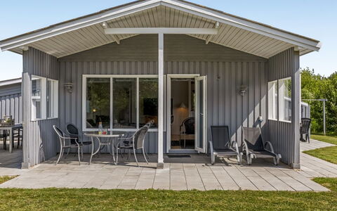 Evalotte - 600M from the Sea: Appartamento, Shade, Balcone, Sedia, Recinzione, Mobili Da Esterno, Alluminio, Erba Sintetica