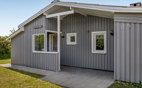 Evalotte - 600M from the Sea: Appartamento, Shade, Balcone, Sedia, Recinzione, Mobili Da Esterno, Alluminio, Erba Sintetica